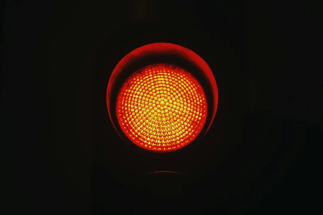 A traffic light, representing the green yellow red safety system